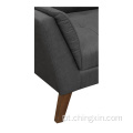 Sofá de lazer em tecido cinza com uma cadeira e pernas de madeira maciça para sala de estar